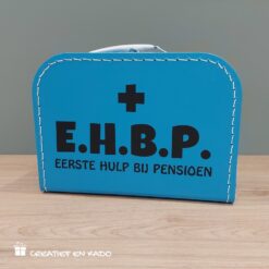 koffertje EHBP, eerste hulp bij pensioen, kinderkoffertje blauw, koffertje kado, pensioen kado