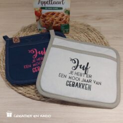 Pannenlap speciaal voor de juf, pannenlap bedrukt met tekst "juf je hebt er een mooi jaar van gebakken"